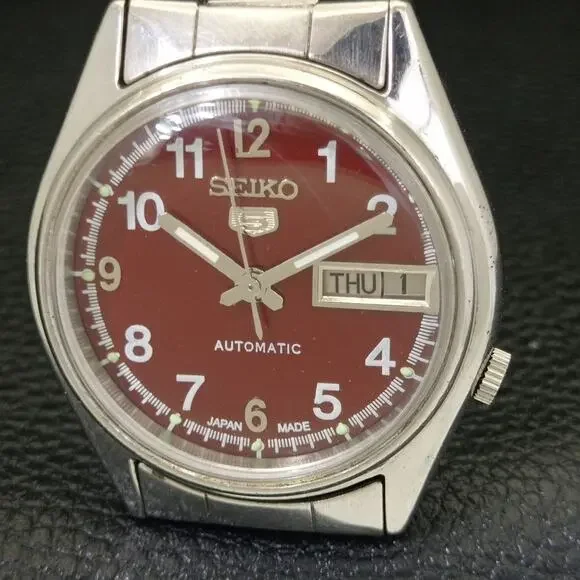 Vintage 1977 Seiko Automatic Mens Silver Watch W/daydate & Red accents - Picture 3 of 10